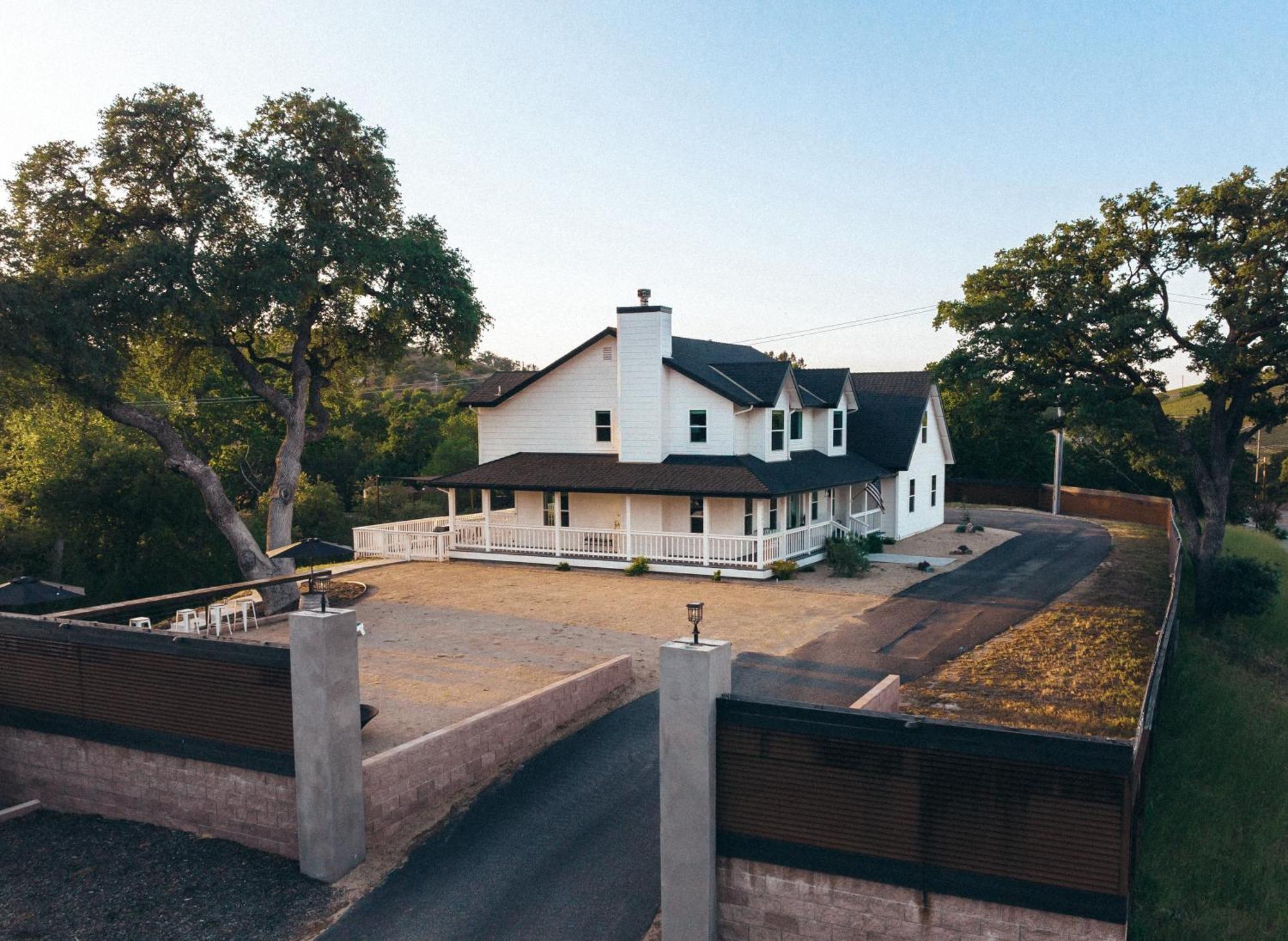 Wine Country Modern Farmhouse With Heated Pool, Hot Tub, Cybertruck Paso Robles Bagian luar foto